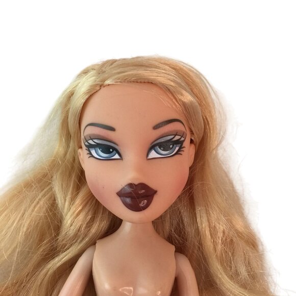 MGA Bratz Cloe Doll Vintage 2001 Nude with Brush & 1 Boot Shoe - Picture 2 of 6